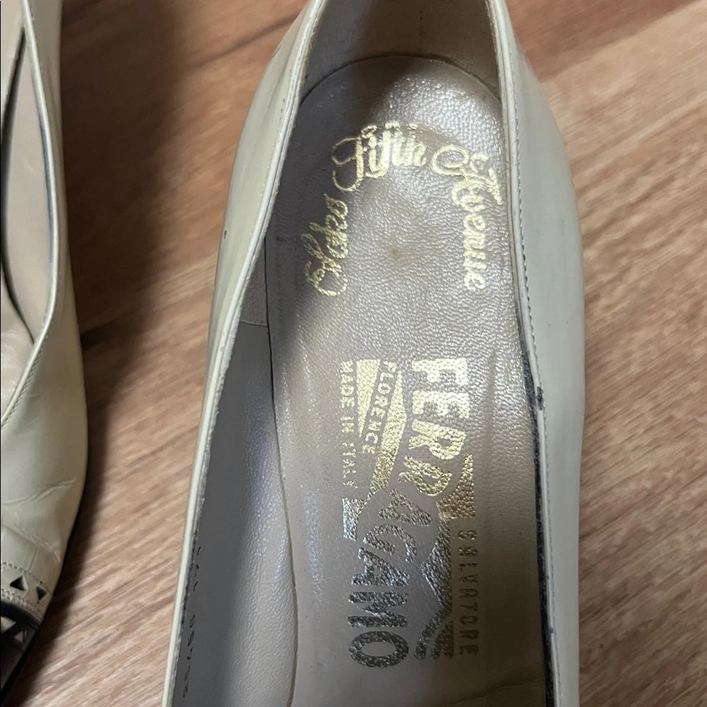 Vintage Salvatore Ferragamo cream/black oxford style pumps, size 8 AA